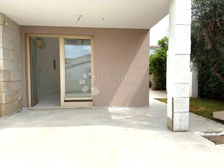 Volme – atraktivna nekretnina, vrt, parking, 300 m od mora