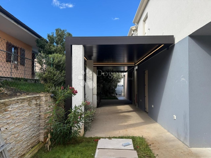 Volme – atraktivna nekretnina, vrt, parking, 300 m od mora