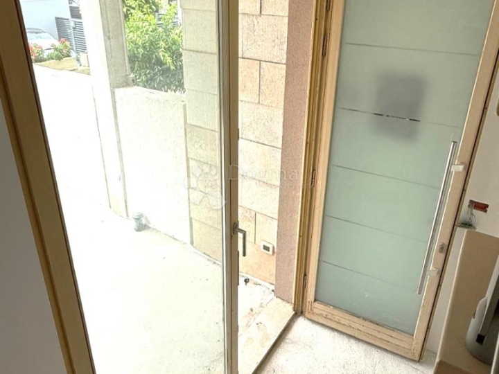 Volme – atraktivna nekretnina, vrt, parking, 300 m od mora