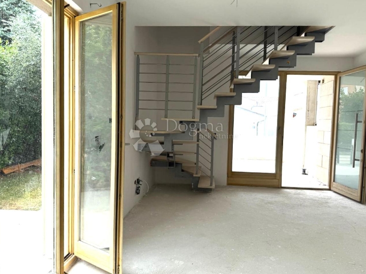 Volme – atraktivna nekretnina, vrt, parking, 300 m od mora