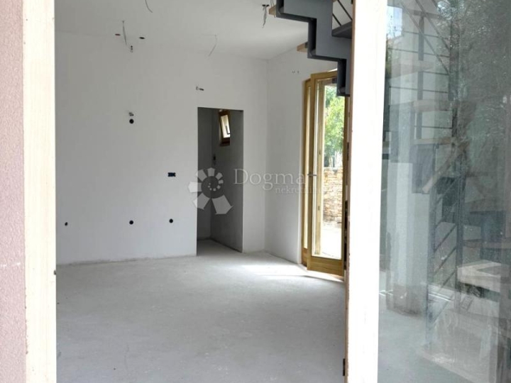 Volme – atraktivna nekretnina, vrt, parking, 300 m od mora