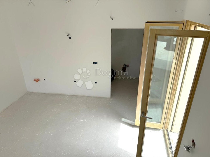 Volme – atraktivna nekretnina, vrt, parking, 300 m od mora