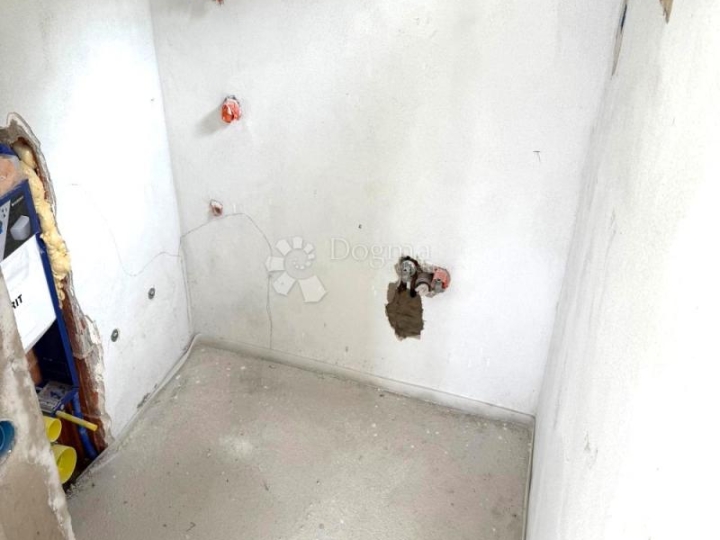 Volme – atraktivna nekretnina, vrt, parking, 300 m od mora