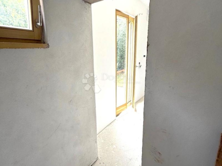 Volme – atraktivna nekretnina, vrt, parking, 300 m od mora