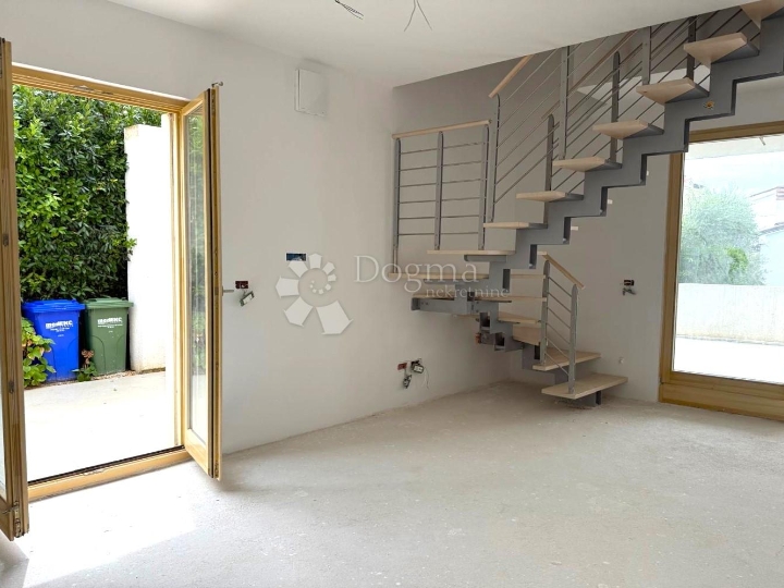 Volme – atraktivna nekretnina, vrt, parking, 300 m od mora