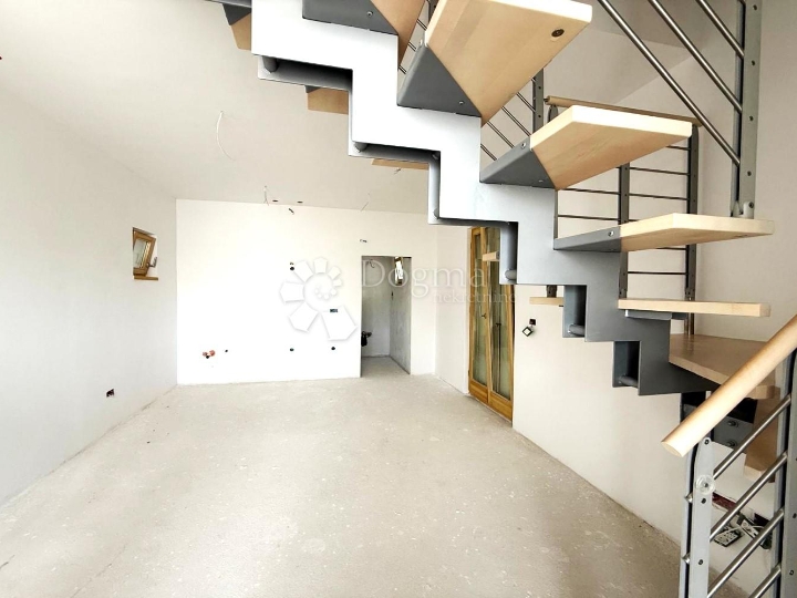 Volme – atraktivna nekretnina, vrt, parking, 300 m od mora