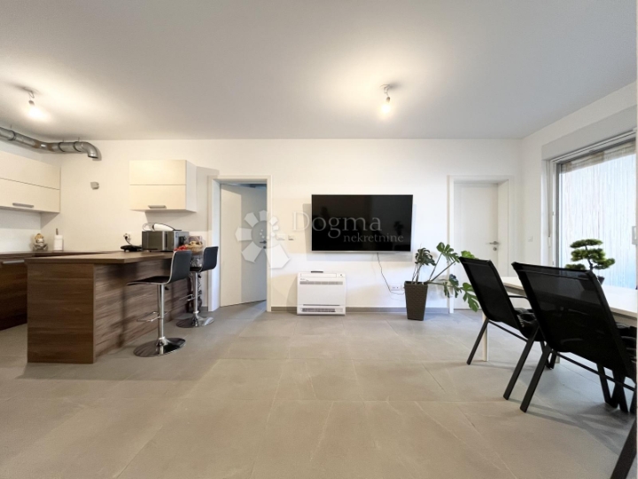 Umag, blizu centra, 2 spavaće sobe, natkriveni parking