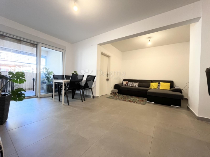 Umag, blizu centra, 2 spavaće sobe, natkriveni parking