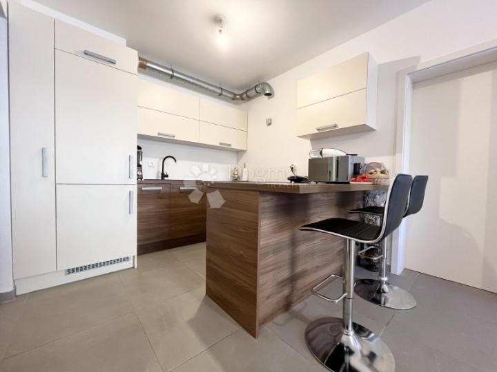 Umag, blizu centra, 2 spavaće sobe, natkriveni parking