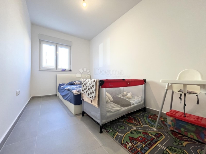 Umag, blizu centra, 2 spavaće sobe, natkriveni parking