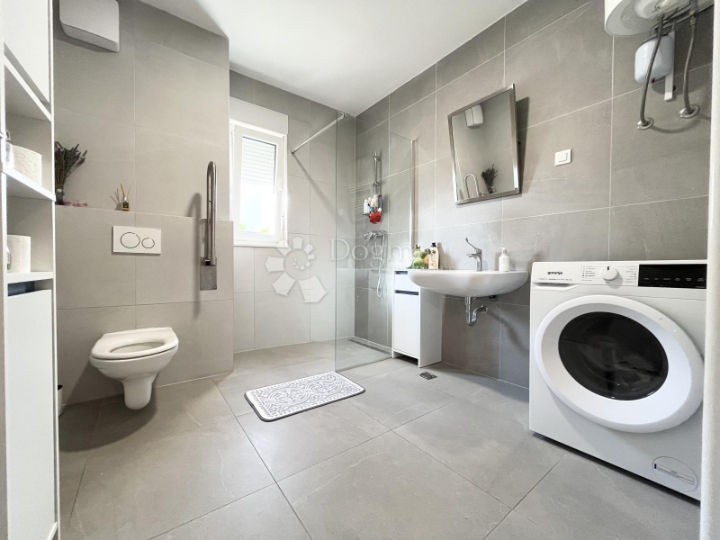 Umag, blizu centra, 2 spavaće sobe, natkriveni parking