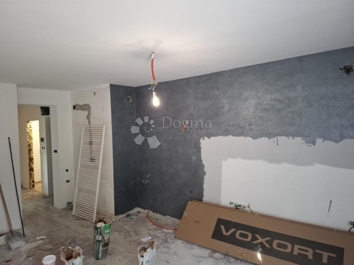 Dvosobni stan s mogućnošću uređenja – Mikulići