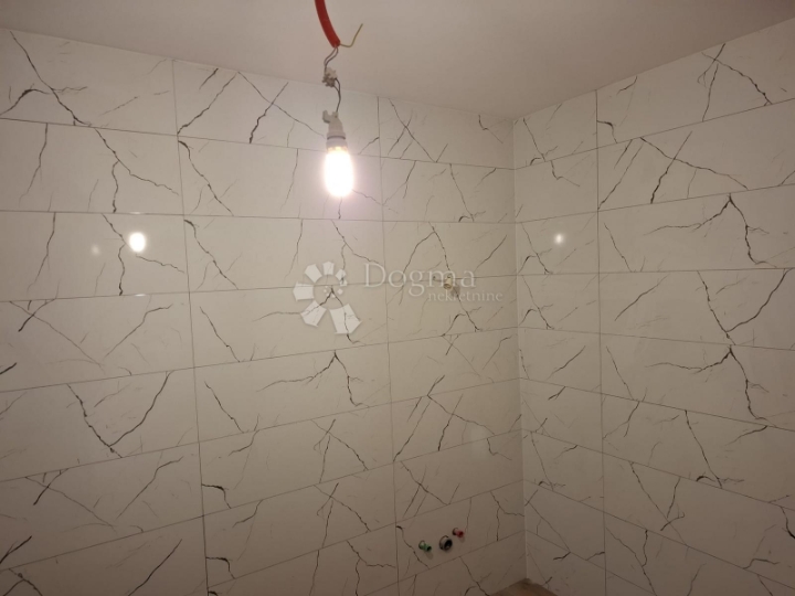 Dvosobni stan s mogućnošću uređenja – Mikulići