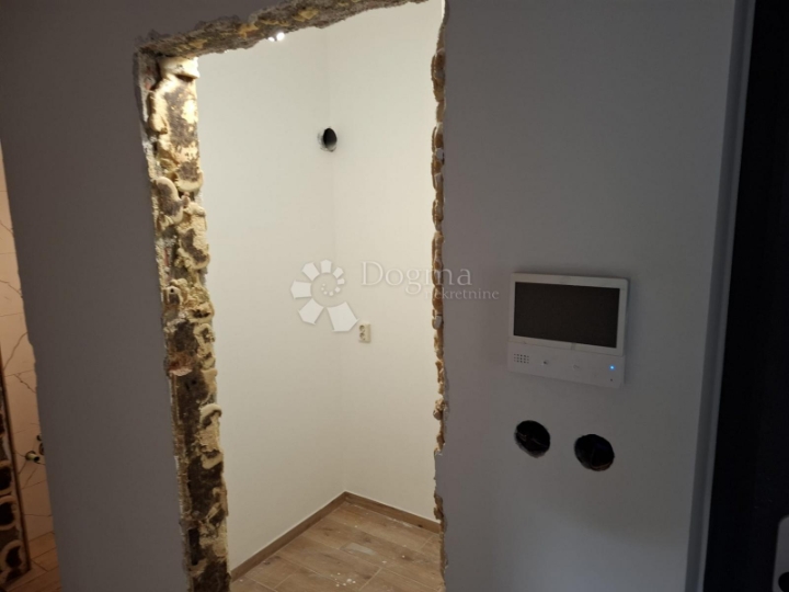 Dvosobni stan s mogućnošću uređenja – Mikulići