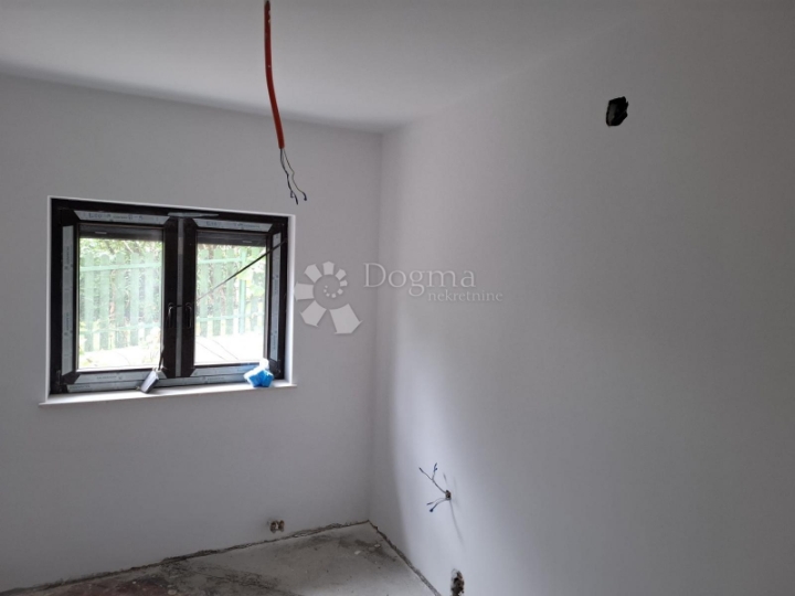 Dvosobni stan s mogućnošću uređenja – Mikulići