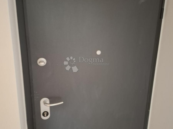 Dvosobni stan s mogućnošću uređenja – Mikulići