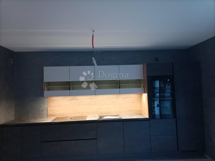 Dvosobni stan s mogućnošću uređenja – Mikulići