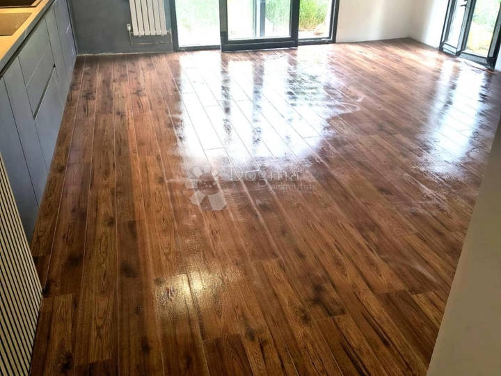 Mikulići – stan 75 m² s terasom i izlazom u vrt