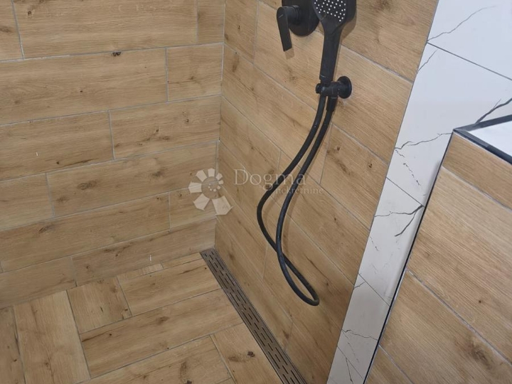 Mikulići – stan 75 m² s terasom i izlazom u vrt