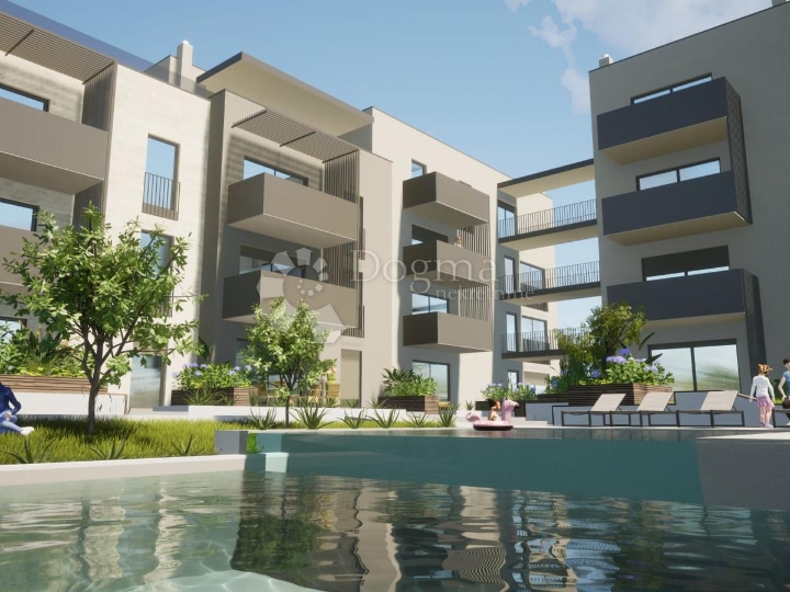 Poreč (okolica) luksuzan stan s vrtom, bazenom i garažom