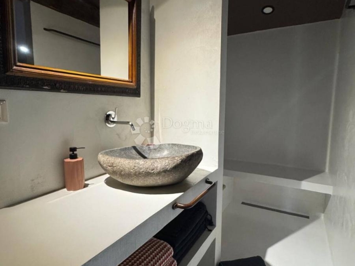 Dizajnerski dom za dvoje