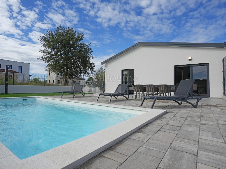 Poreč (okolica) - Prizemnica s grijanim bazenom