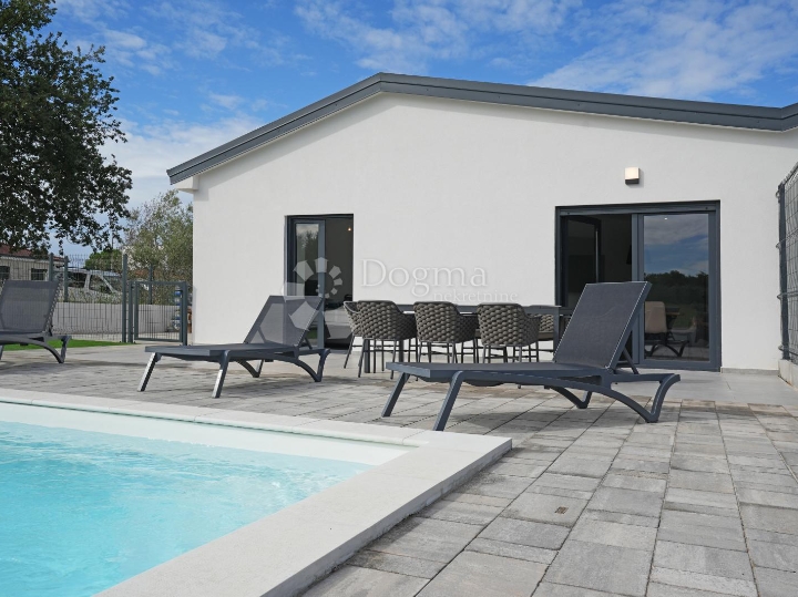 Poreč (okolica) - Prizemnica s grijanim bazenom