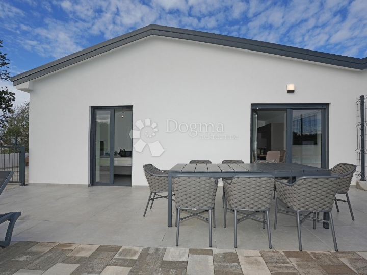 Poreč (okolica) - Prizemnica s grijanim bazenom