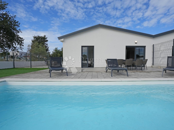 Poreč (okolica) - Prizemnica s grijanim bazenom