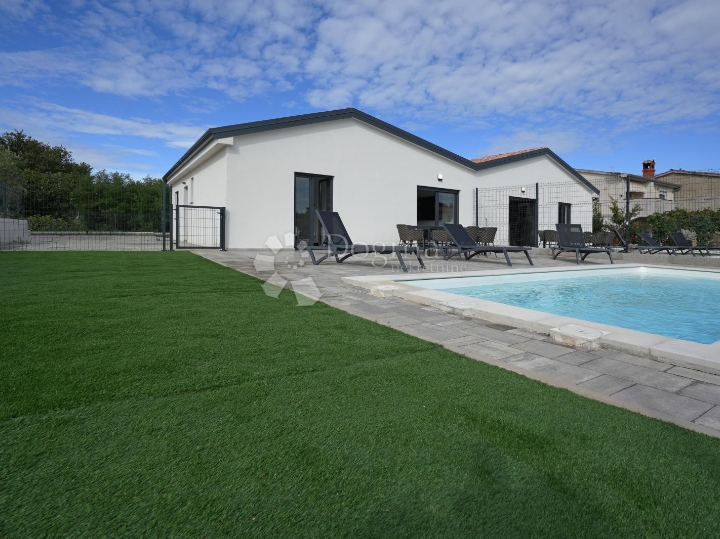 Poreč (okolica) - Prizemnica s grijanim bazenom