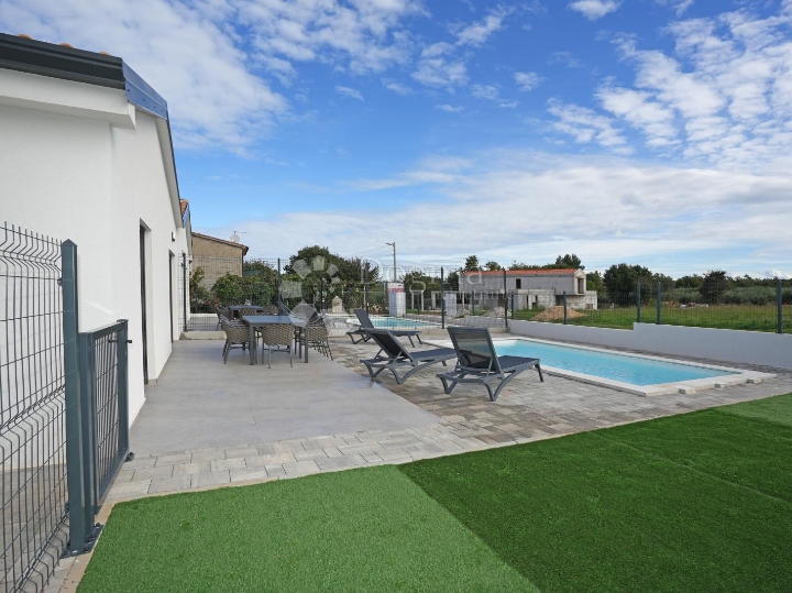 Poreč (okolica) - Prizemnica s grijanim bazenom