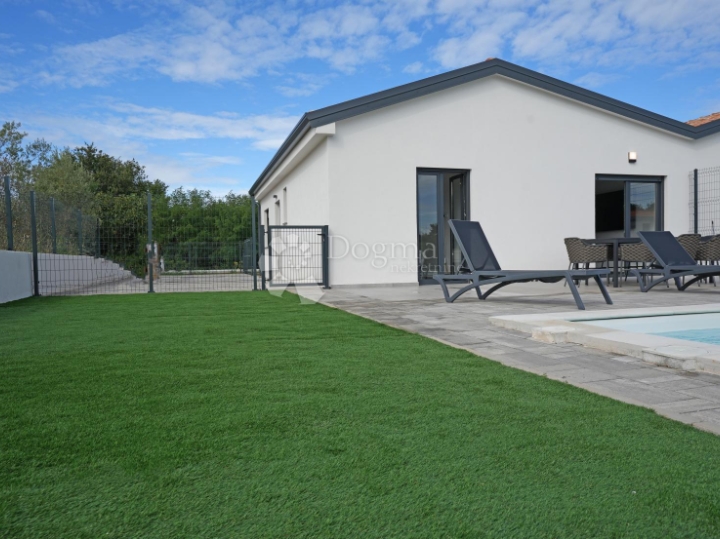 Poreč (okolica) - Prizemnica s grijanim bazenom