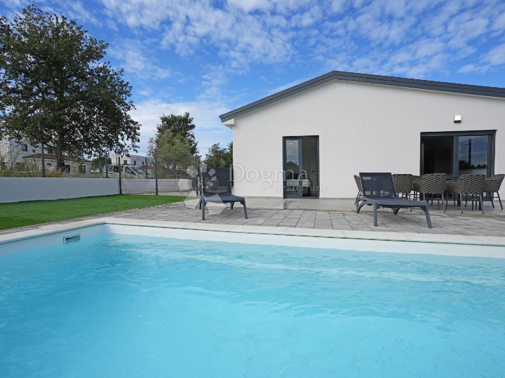 Poreč (okolica) - Prizemnica s grijanim bazenom