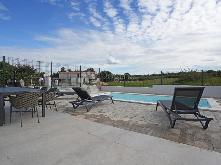 Poreč (okolica) - Prizemnica s grijanim bazenom