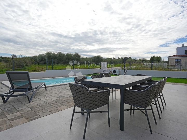 Poreč (okolica) - Prizemnica s grijanim bazenom