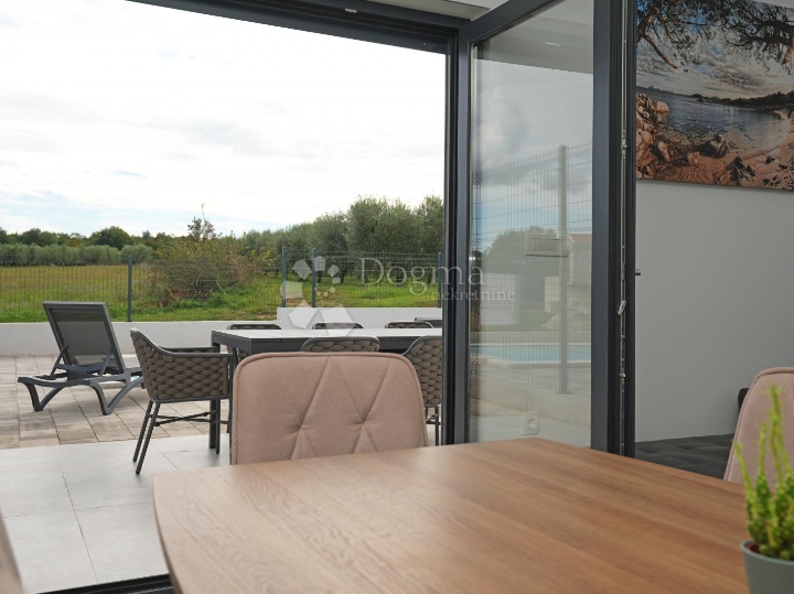 Poreč (okolica) - Prizemnica s grijanim bazenom