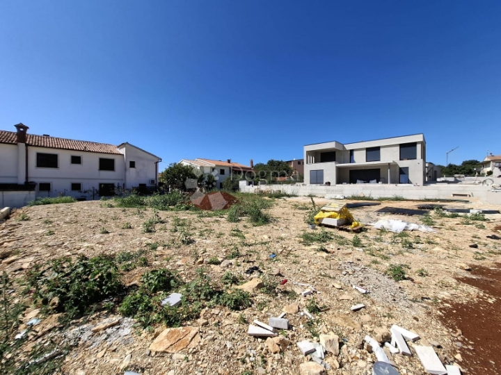 Građevinsko zemljište okruženo vilama, 3km od mora