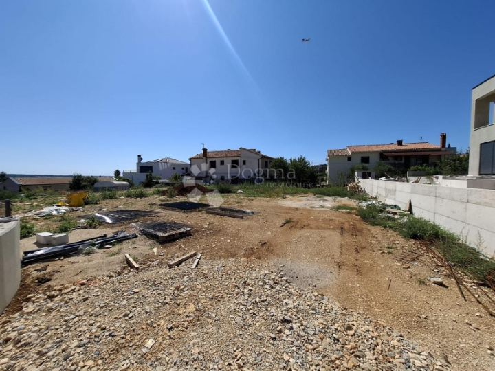 Građevinsko zemljište okruženo vilama, 3km od mora