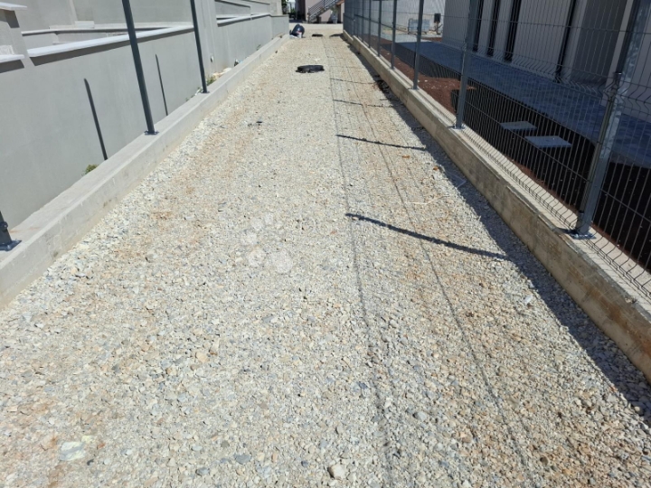 Građevinsko zemljište okruženo vilama, 3km od mora