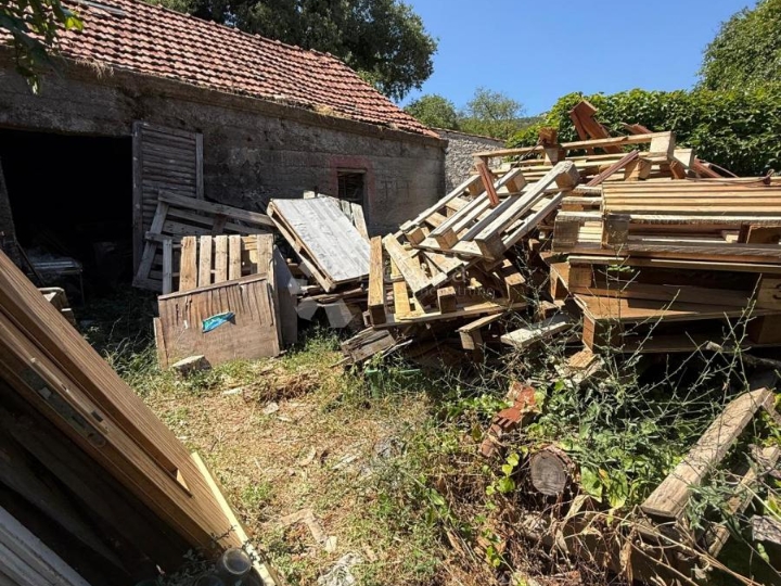 Kamena kuća s velikim dvorištem za potpunu adaptaciju