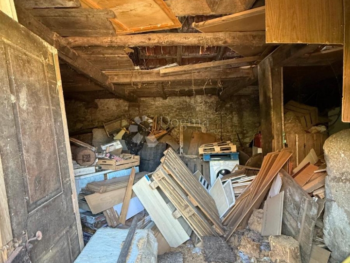 Kamena kuća s velikim dvorištem za potpunu adaptaciju