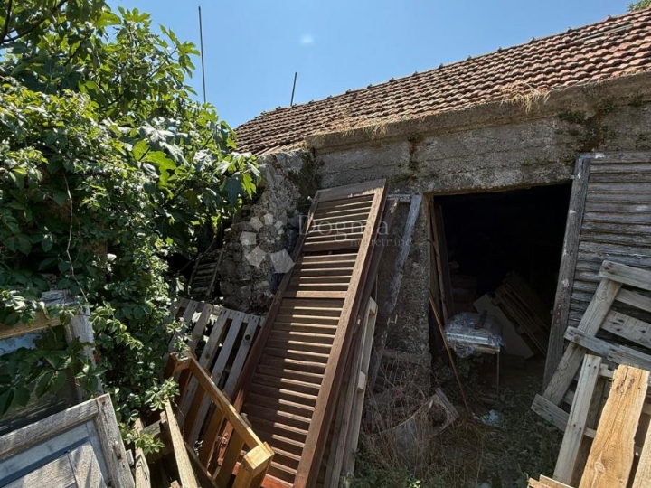 Kamena kuća s velikim dvorištem za potpunu adaptaciju