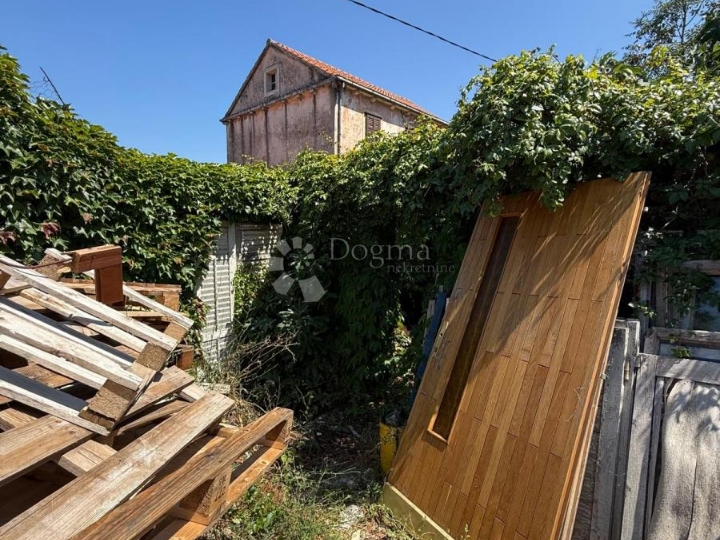 Kamena kuća s velikim dvorištem za potpunu adaptaciju