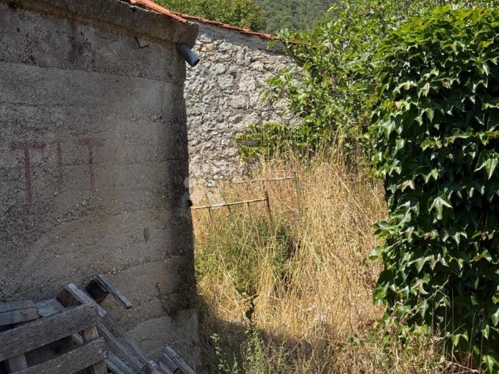 Kamena kuća s velikim dvorištem za potpunu adaptaciju