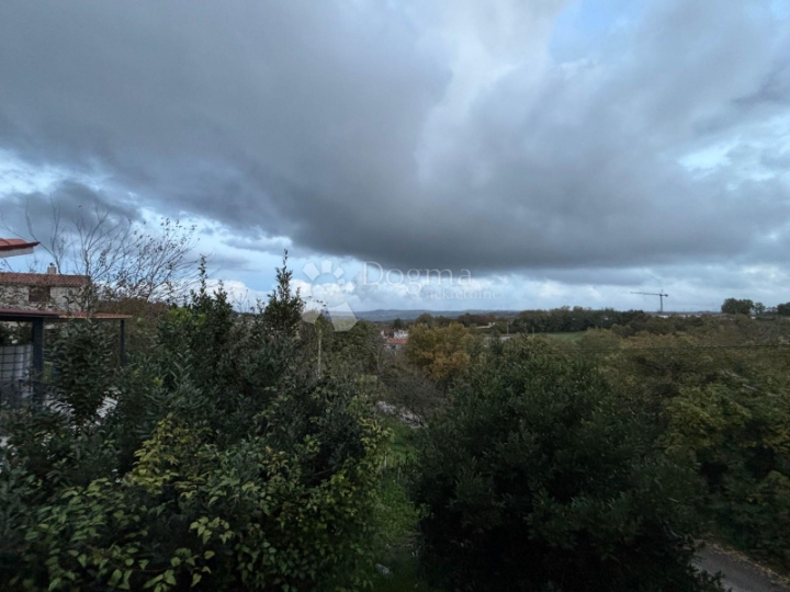 Pazin okolica - prekrasna starina za djelomičnu adaptaciju!