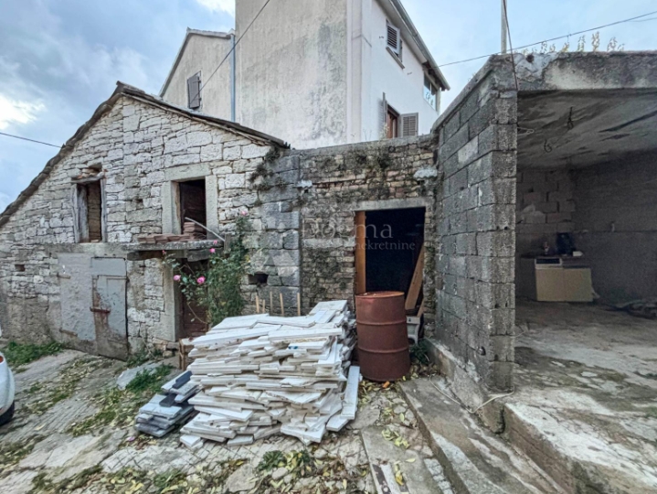 Pazin okolica - prekrasna starina za djelomičnu adaptaciju!