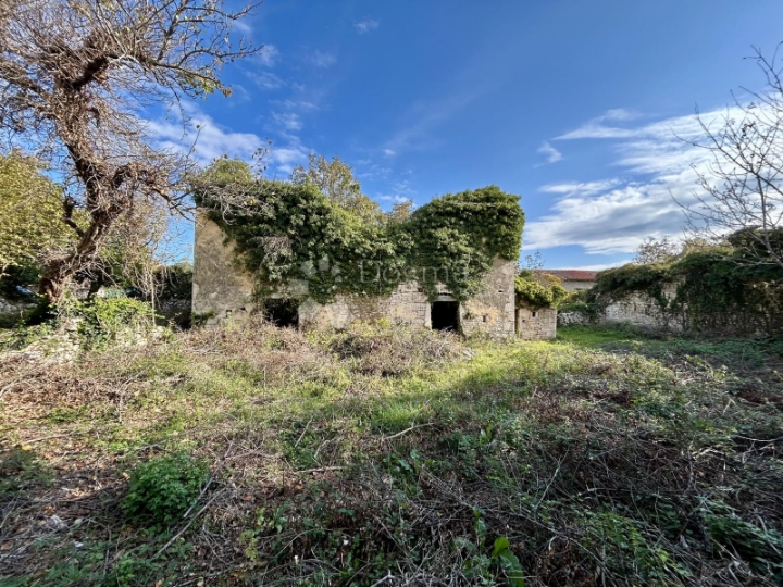 Prilika! Kuća za adaptaciju sa 1100m2 zemljišta