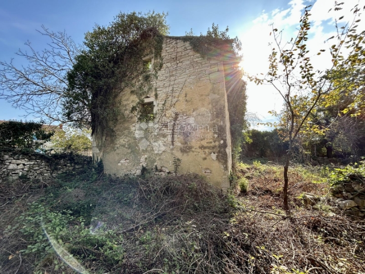 Prilika! Kuća za adaptaciju sa 1100m2 zemljišta