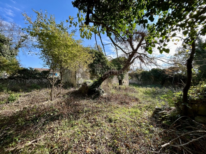 Prilika! Kuća za adaptaciju sa 1100m2 zemljišta