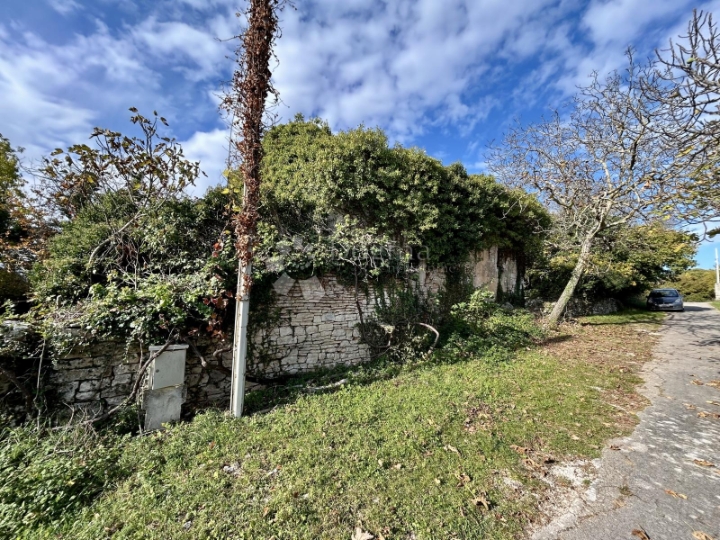 Prilika! Kuća za adaptaciju sa 1100m2 zemljišta